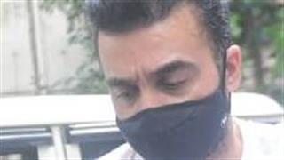 अश्लील वीडियो निर्माता राज कुंद्रा ने गिरफ्तारी से बचने के लिए दी थी 23 लाख की रिश्वत!